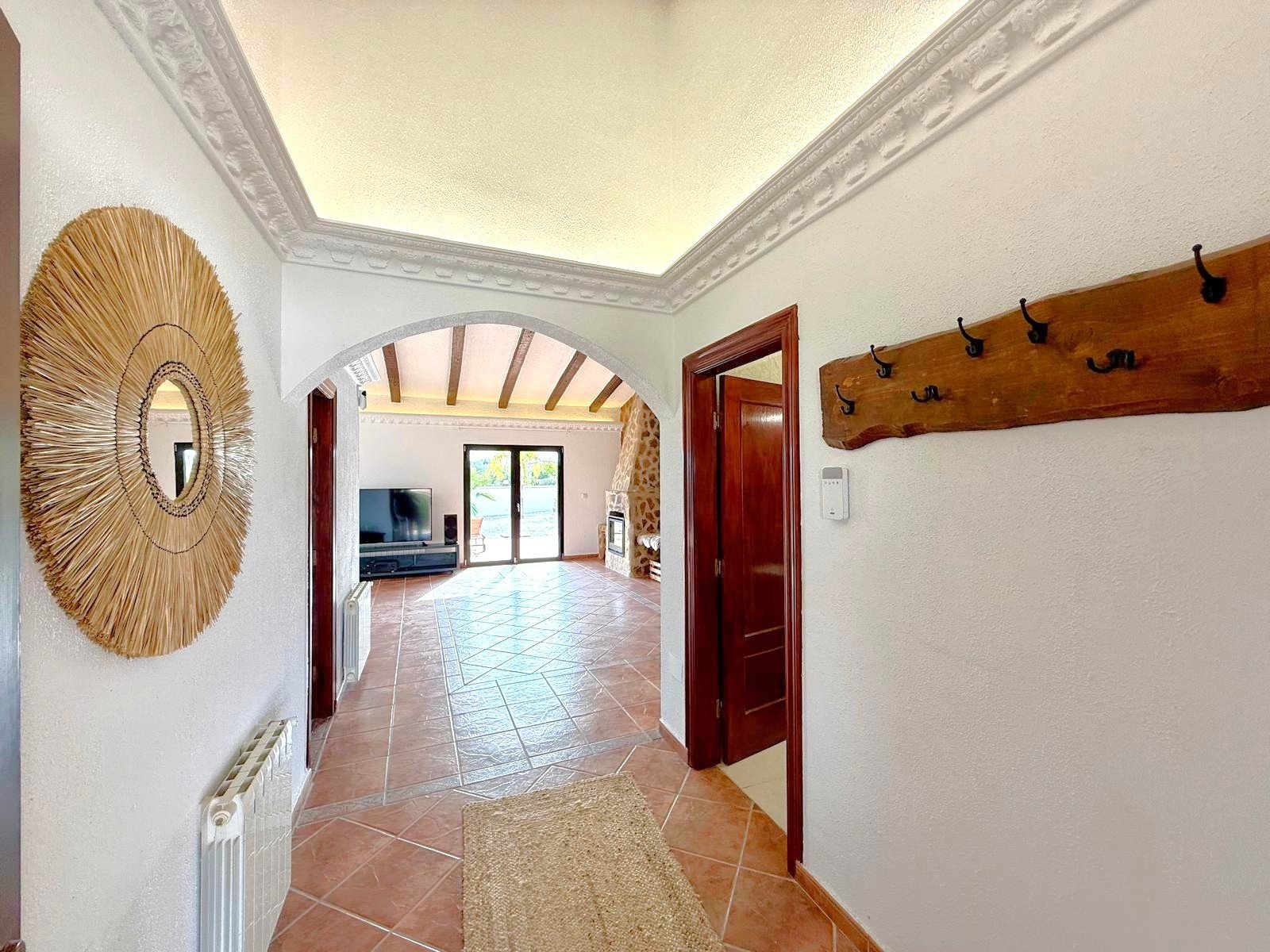 The property sits within a fenced-in land with a surface of 8.000 m2, predominantly flat with no views from neighbours;

 
