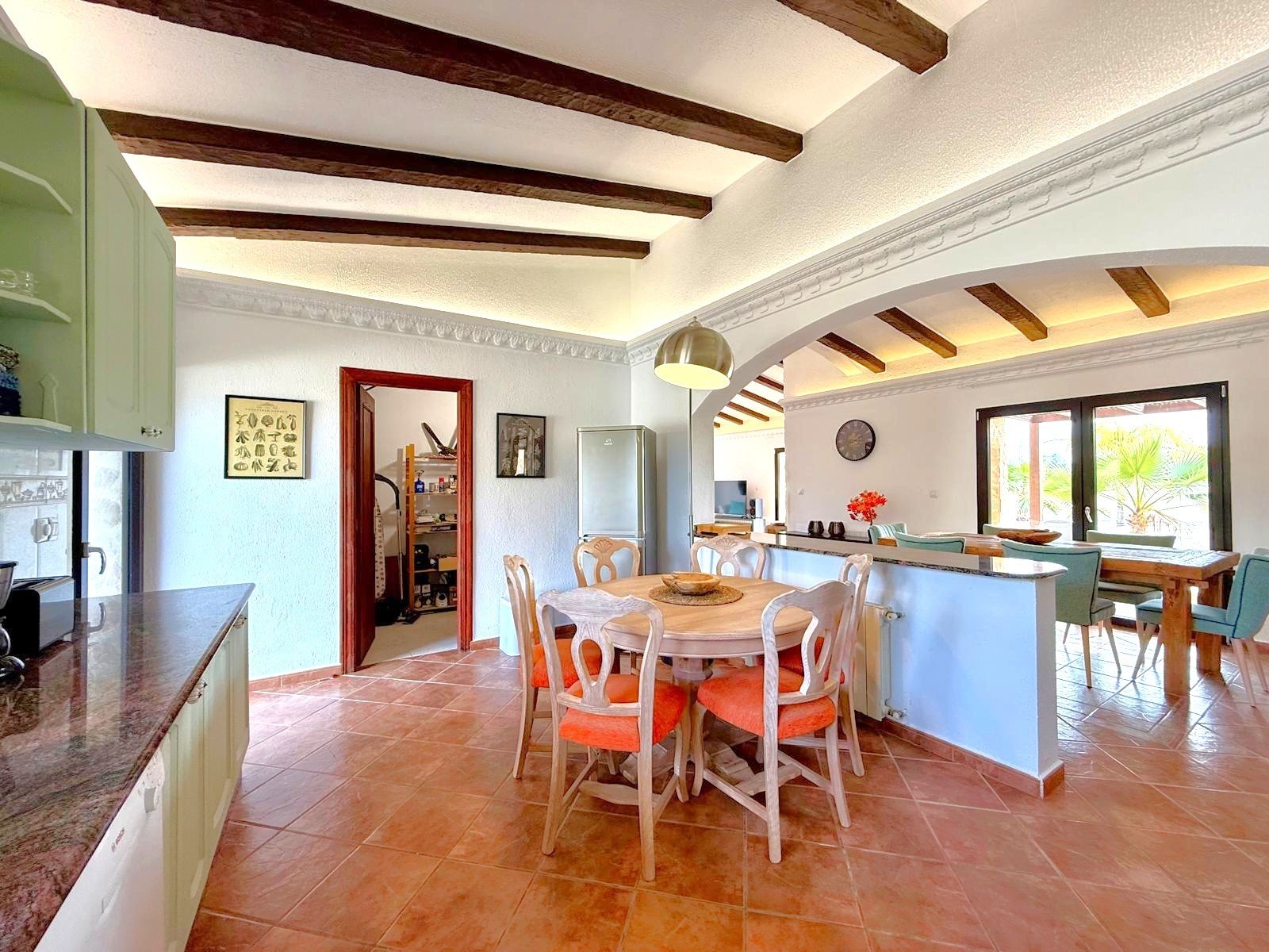 The property sits within a fenced-in land with a surface of 8.000 m2, predominantly flat with no views from neighbours;

 