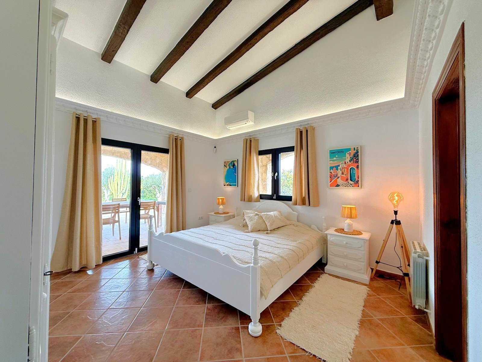 The property sits within a fenced-in land with a surface of 8.000 m2, predominantly flat with no views from neighbours;

 