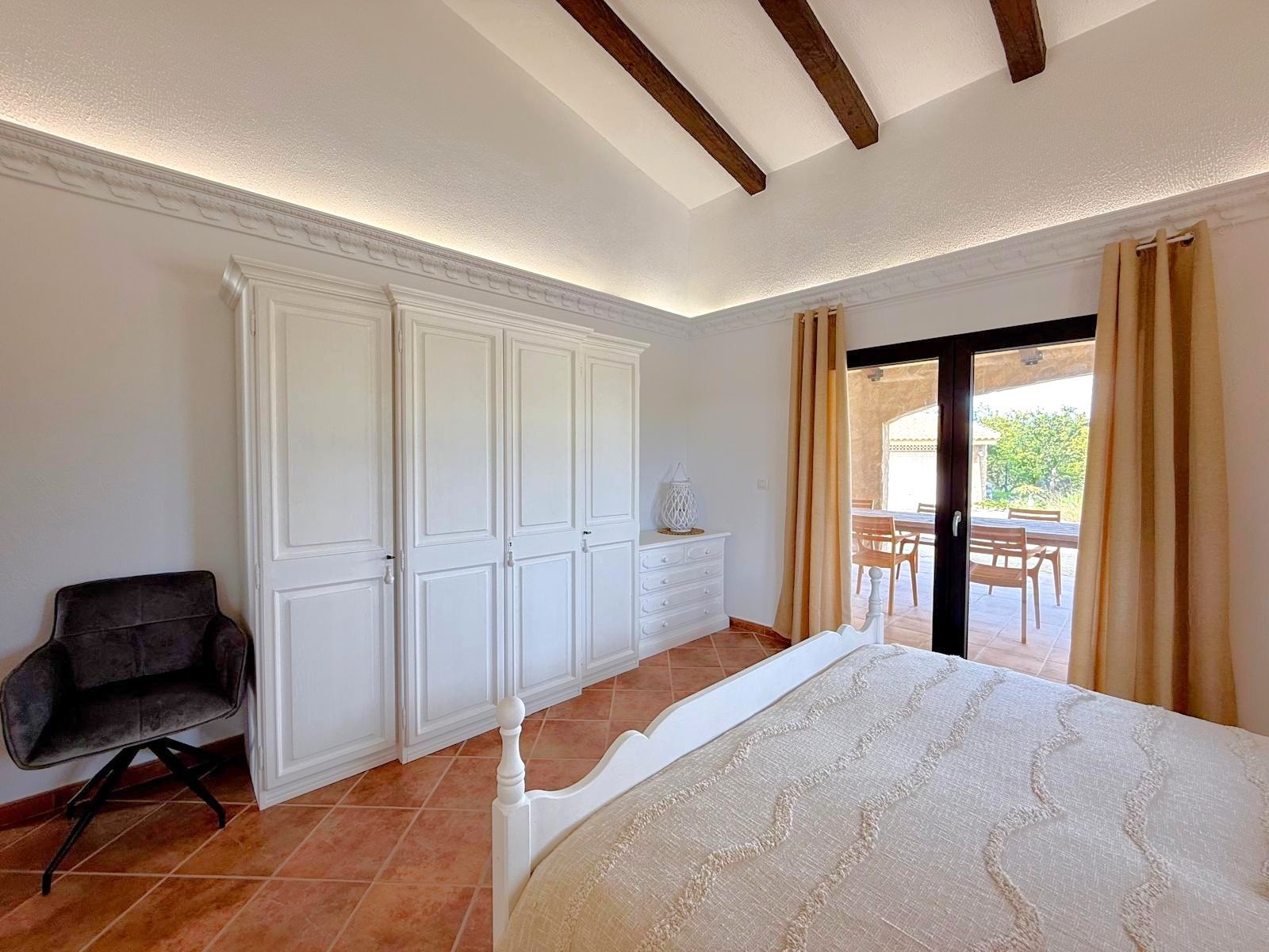 The property sits within a fenced-in land with a surface of 8.000 m2, predominantly flat with no views from neighbours;

 