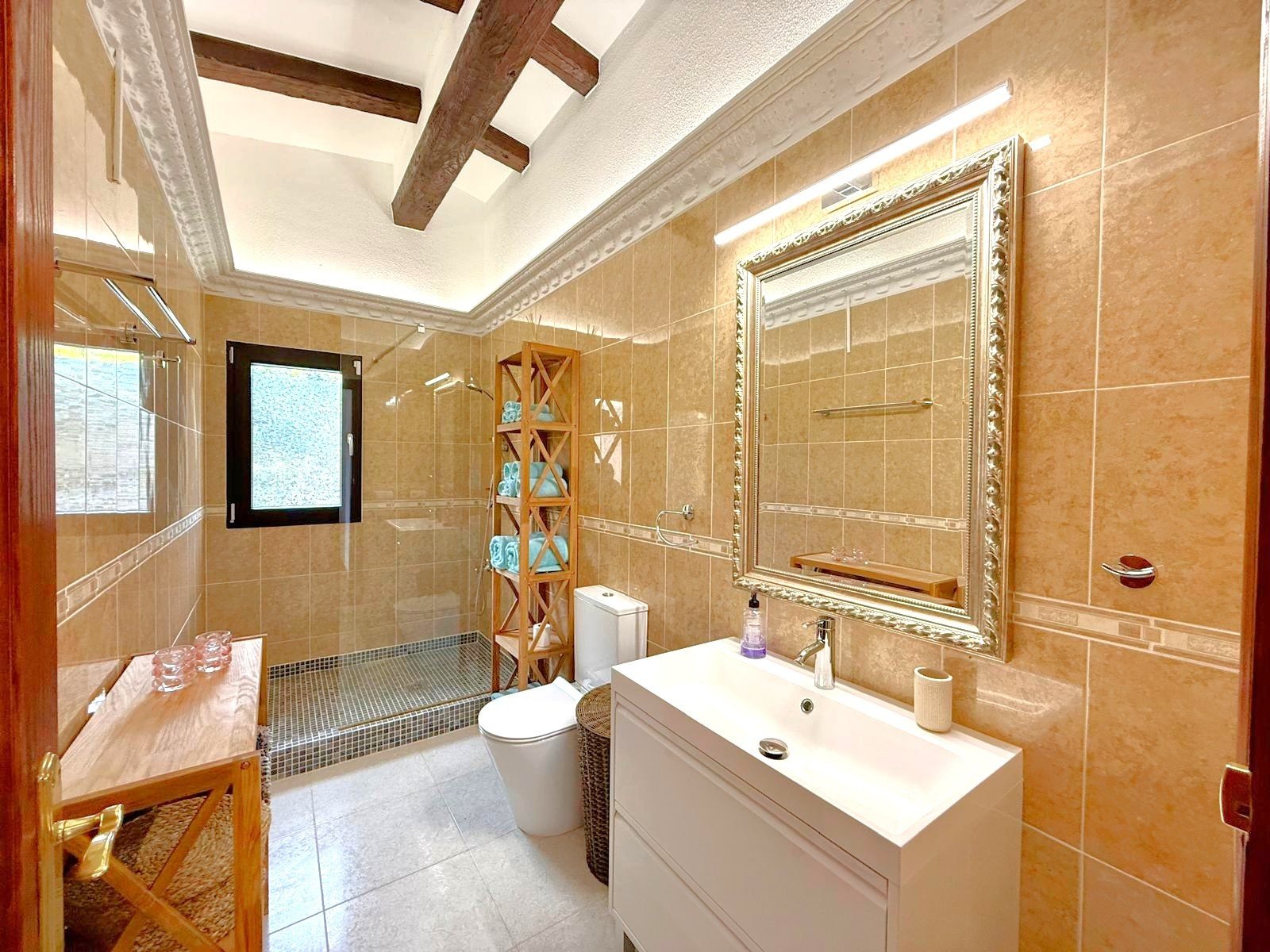 The property sits within a fenced-in land with a surface of 8.000 m2, predominantly flat with no views from neighbours;

 