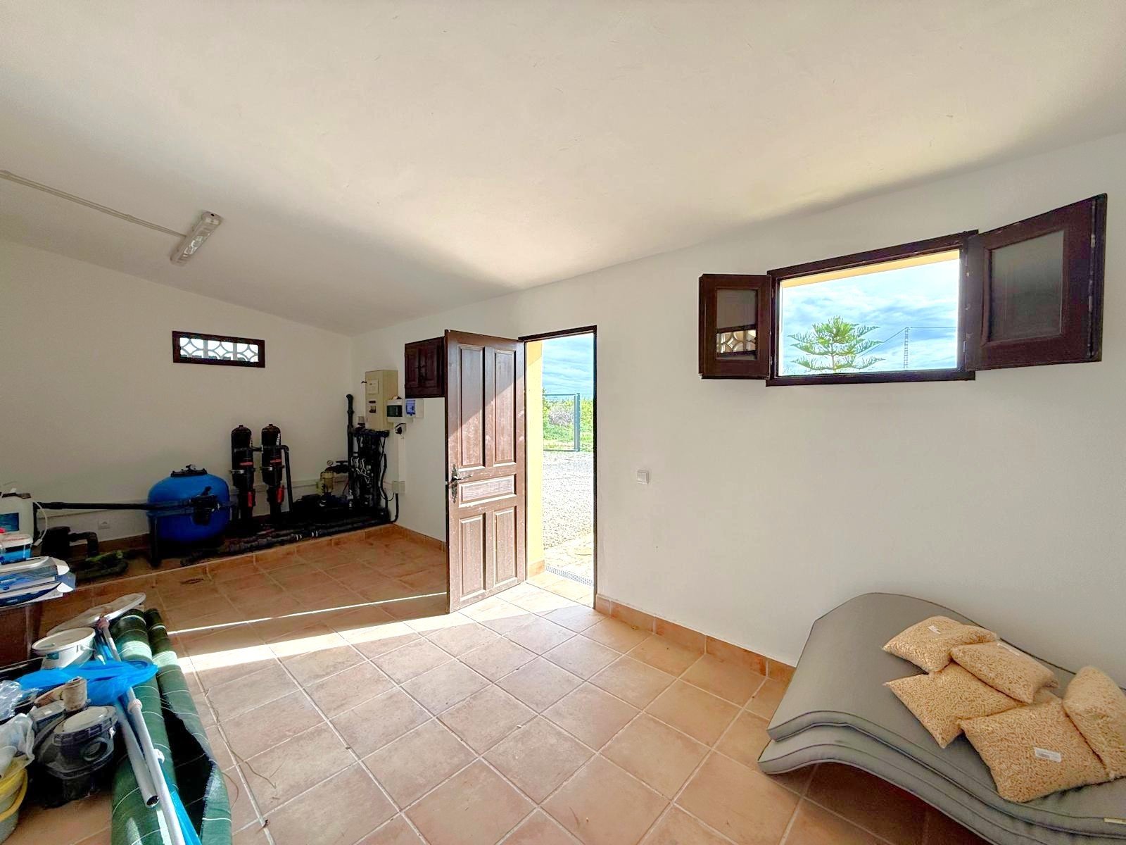 The property sits within a fenced-in land with a surface of 8.000 m2, predominantly flat with no views from neighbours;

 
