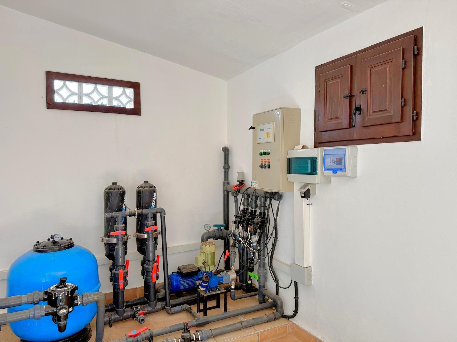 The property sits within a fenced-in land with a surface of 8.000 m2, predominantly flat with no views from neighbours;

 