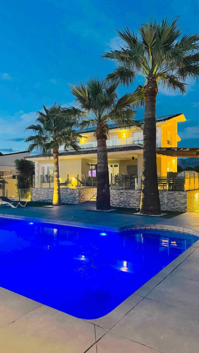 Located in the peaceful and highly sought-after area of Pueblo–Urbanizaciones, Alfaz del Pi, this stunning villa offers the perfect balance of tranq