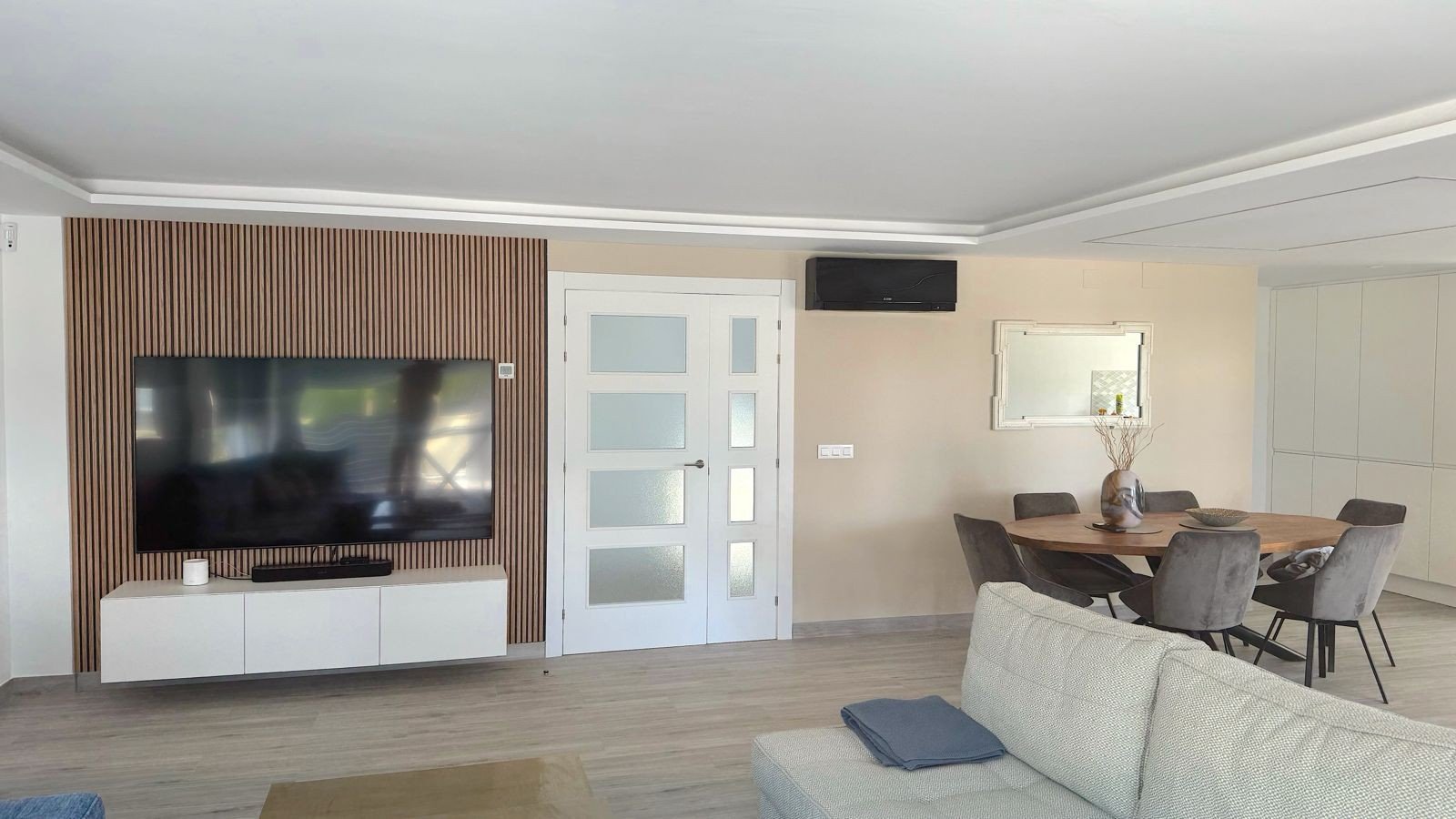 Located in the peaceful and highly sought-after area of Pueblo–Urbanizaciones, Alfaz del Pi, this stunning villa offers the perfect balance of tranq