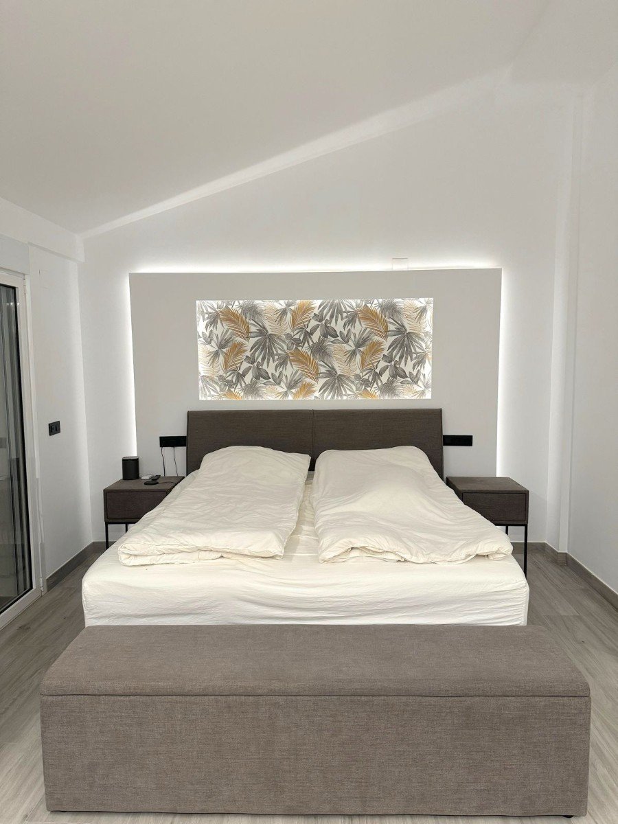 Located in the peaceful and highly sought-after area of Pueblo–Urbanizaciones, Alfaz del Pi, this stunning villa offers the perfect balance of tranq