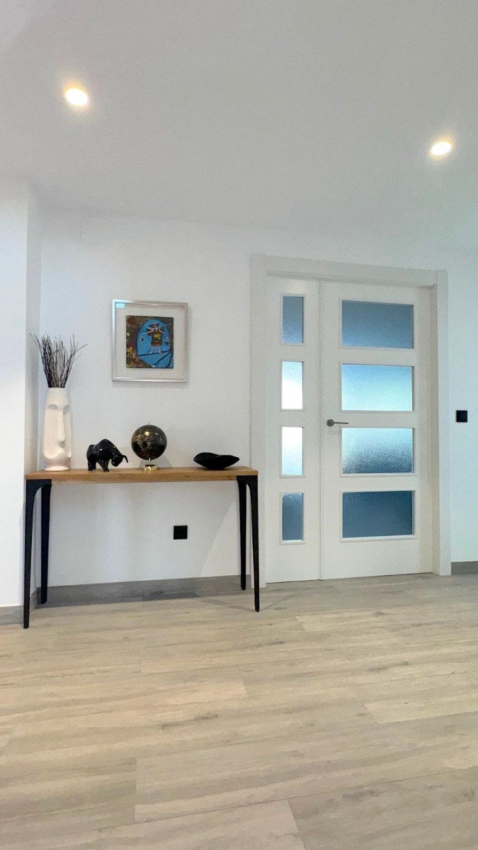 Located in the peaceful and highly sought-after area of Pueblo–Urbanizaciones, Alfaz del Pi, this stunning villa offers the perfect balance of tranq