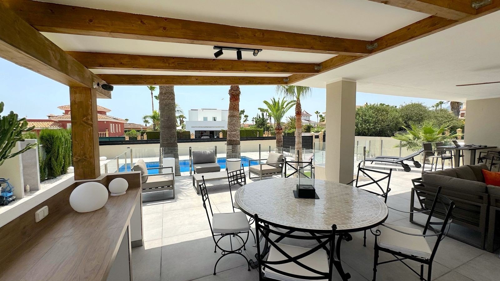 Located in the peaceful and highly sought-after area of Pueblo–Urbanizaciones, Alfaz del Pi, this stunning villa offers the perfect balance of tranq