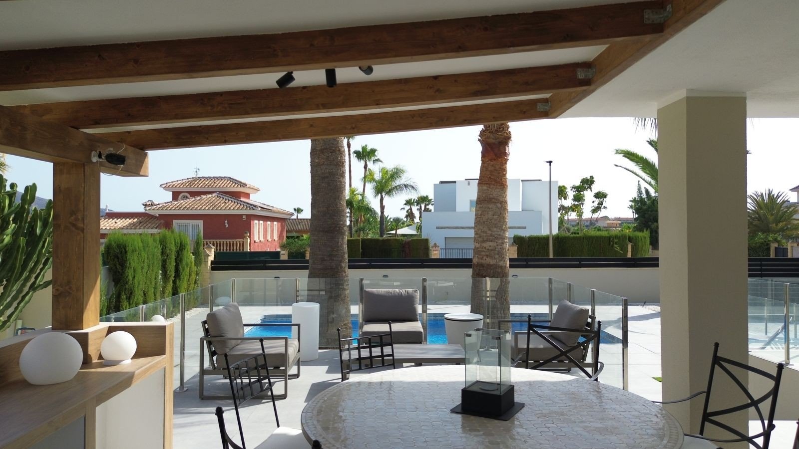 Located in the peaceful and highly sought-after area of Pueblo–Urbanizaciones, Alfaz del Pi, this stunning villa offers the perfect balance of tranq
