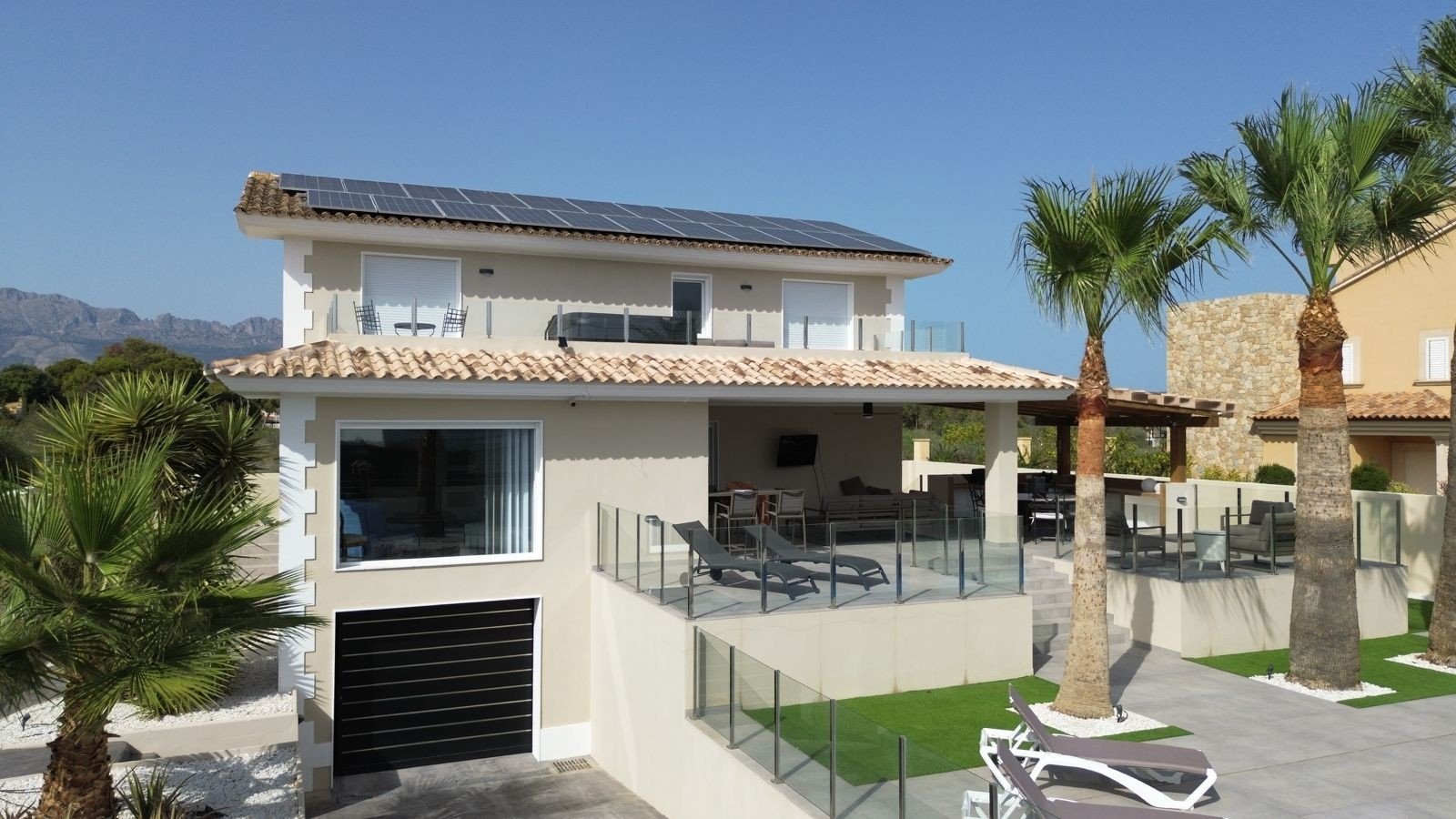 Located in the peaceful and highly sought-after area of Pueblo–Urbanizaciones, Alfaz del Pi, this stunning villa offers the perfect balance of tranq