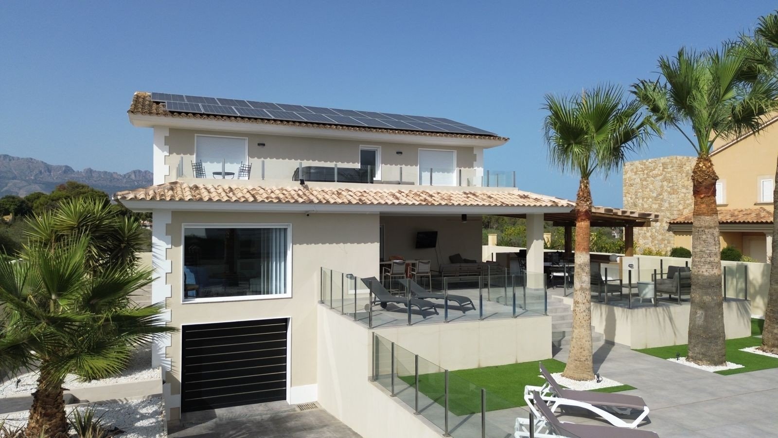 Located in the peaceful and highly sought-after area of Pueblo–Urbanizaciones, Alfaz del Pi, this stunning villa offers the perfect balance of tranq