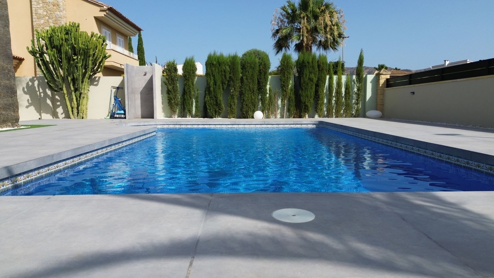 Located in the peaceful and highly sought-after area of Pueblo–Urbanizaciones, Alfaz del Pi, this stunning villa offers the perfect balance of tranq