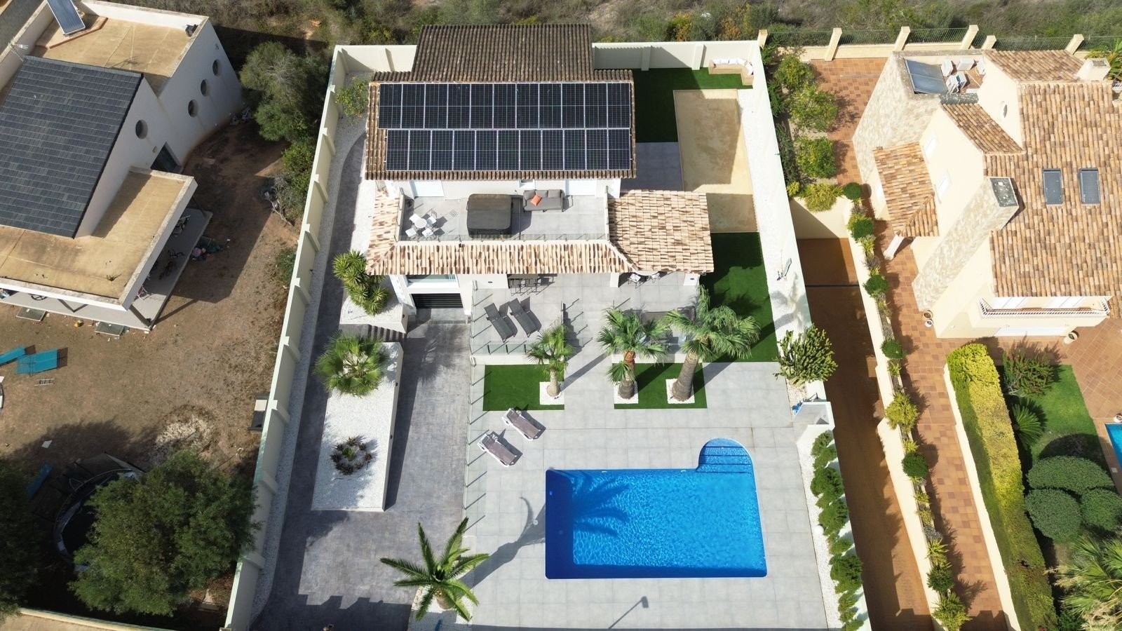 Located in the peaceful and highly sought-after area of Pueblo–Urbanizaciones, Alfaz del Pi, this stunning villa offers the perfect balance of tranq