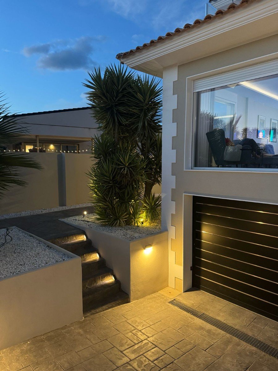 Located in the peaceful and highly sought-after area of Pueblo–Urbanizaciones, Alfaz del Pi, this stunning villa offers the perfect balance of tranq