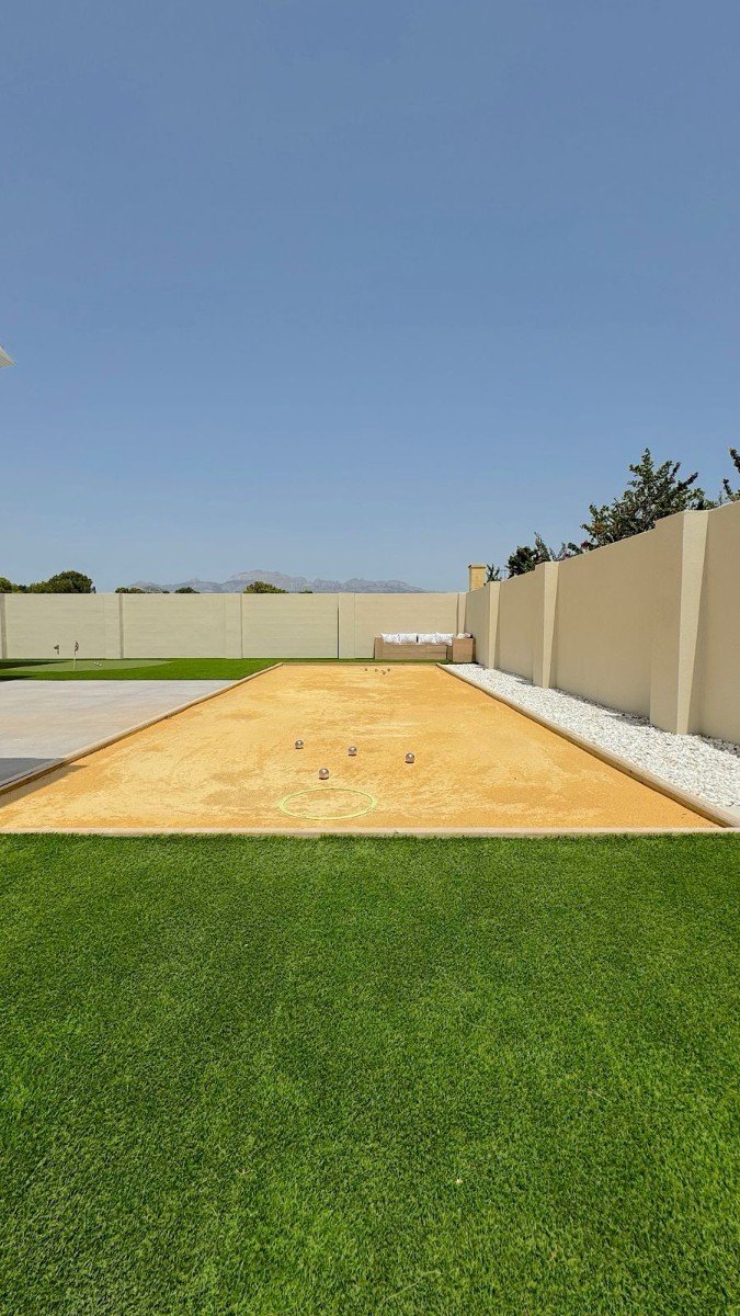 Located in the peaceful and highly sought-after area of Pueblo–Urbanizaciones, Alfaz del Pi, this stunning villa offers the perfect balance of tranq