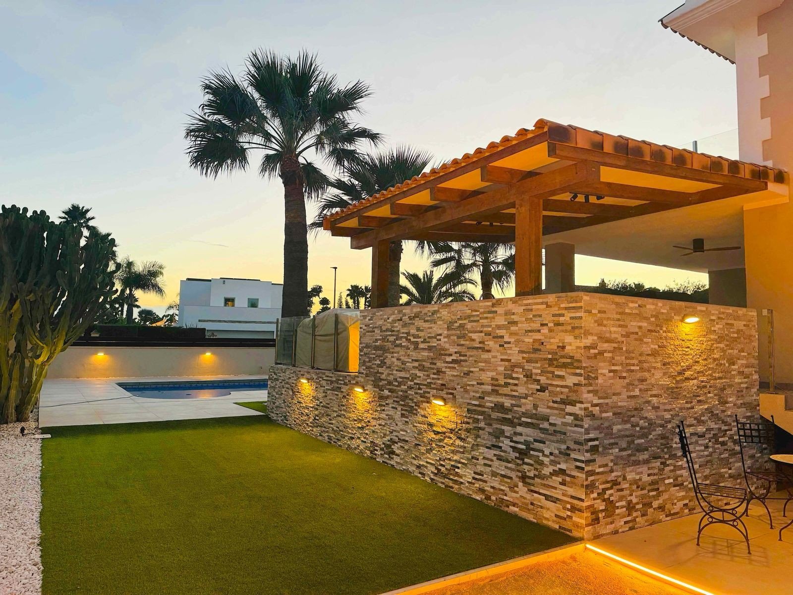 Located in the peaceful and highly sought-after area of Pueblo–Urbanizaciones, Alfaz del Pi, this stunning villa offers the perfect balance of tranq