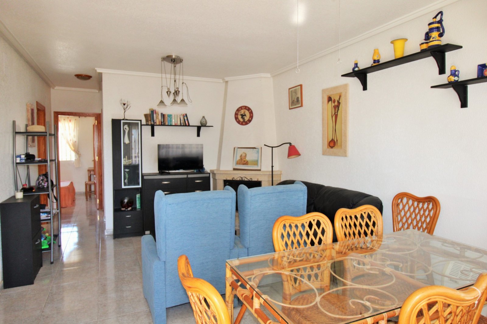 Großzügige Doppelhaushälfte mit einem großen Untergeschoss in der begehrten Wohnanlage Montegolf VI in Villamartin. Das Haus bietet 3 Schlafzimmer un