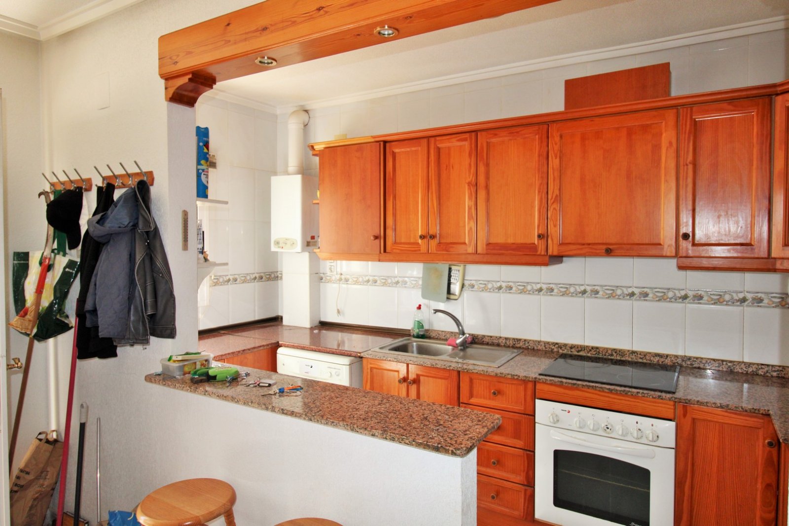 Großzügige Doppelhaushälfte mit einem großen Untergeschoss in der begehrten Wohnanlage Montegolf VI in Villamartin. Das Haus bietet 3 Schlafzimmer un