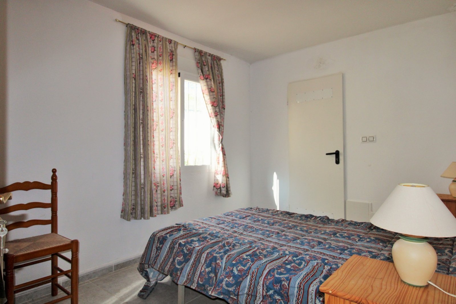 Großzügige Doppelhaushälfte mit einem großen Untergeschoss in der begehrten Wohnanlage Montegolf VI in Villamartin. Das Haus bietet 3 Schlafzimmer un