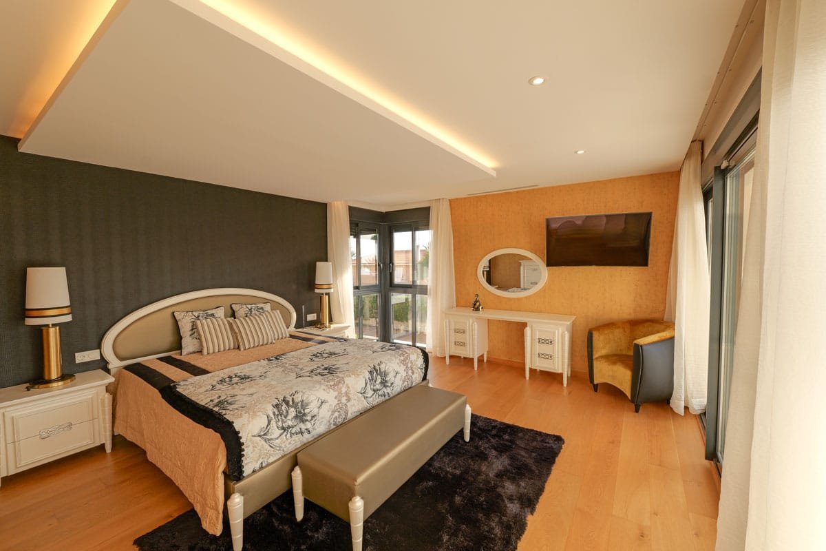 In der schönen Stadt Torrevieja gelegen, bietet diese Villa ein außergewöhnliches Wohnerlebnis nur 100 Meter vom Meer entfernt. Entworfen für diejeni