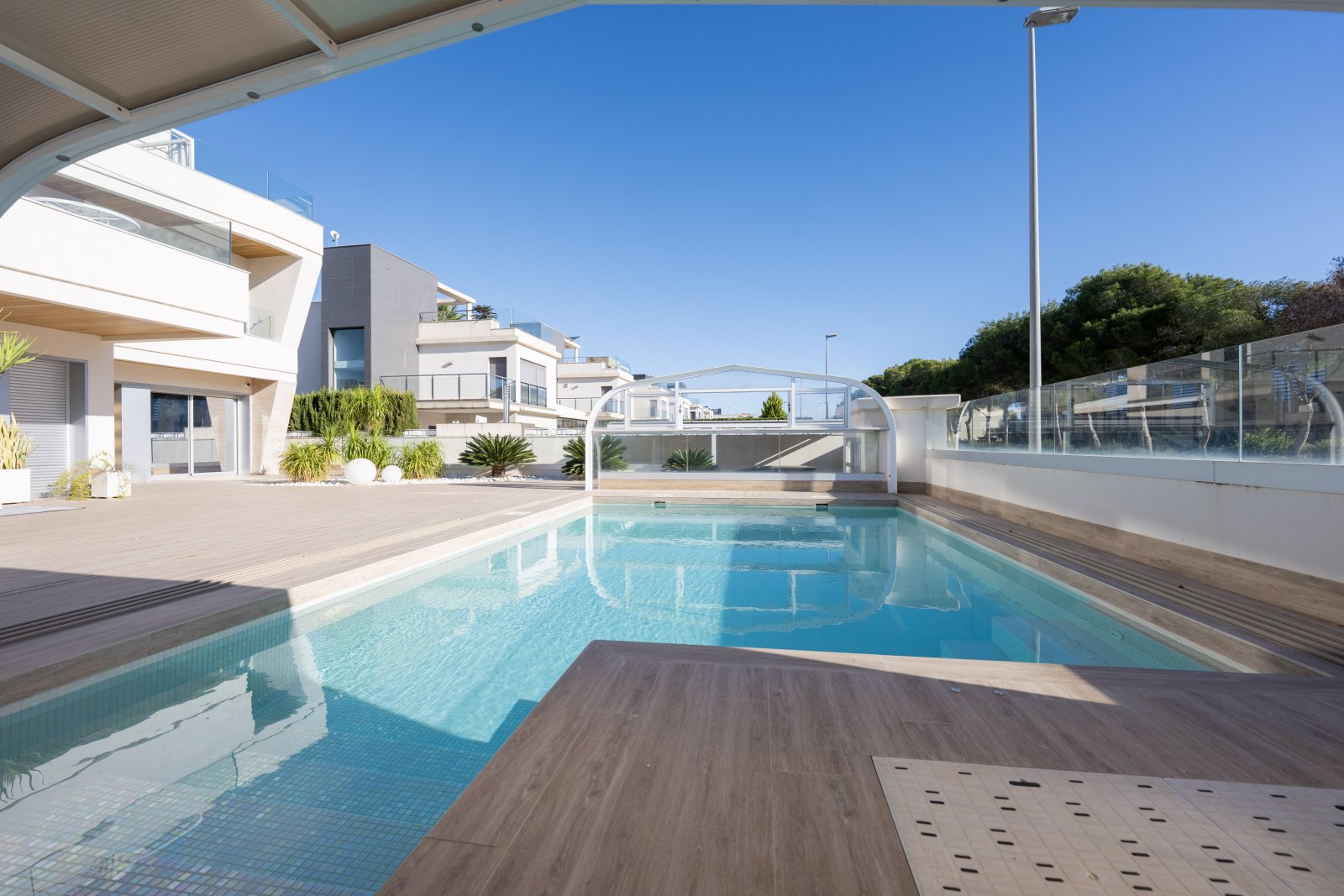 Discover this sumptuous contemporary villa, built in 2019, ideally located less than 200 meters from the sea in one of the most sought-after areas o