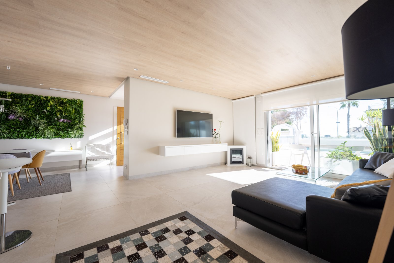 Discover this sumptuous contemporary villa, built in 2019, ideally located less than 200 meters from the sea in one of the most sought-after areas o