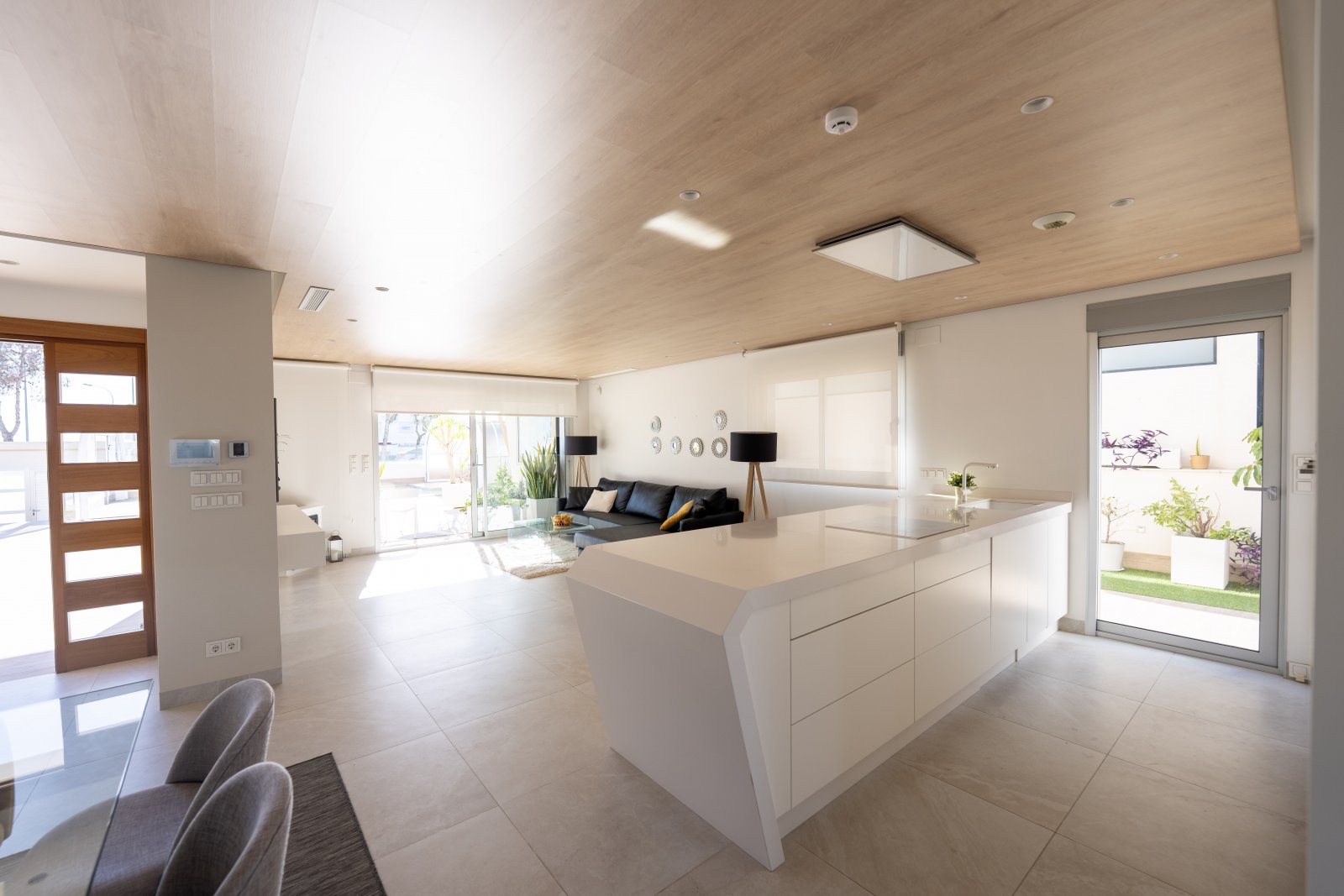 Discover this sumptuous contemporary villa, built in 2019, ideally located less than 200 meters from the sea in one of the most sought-after areas o