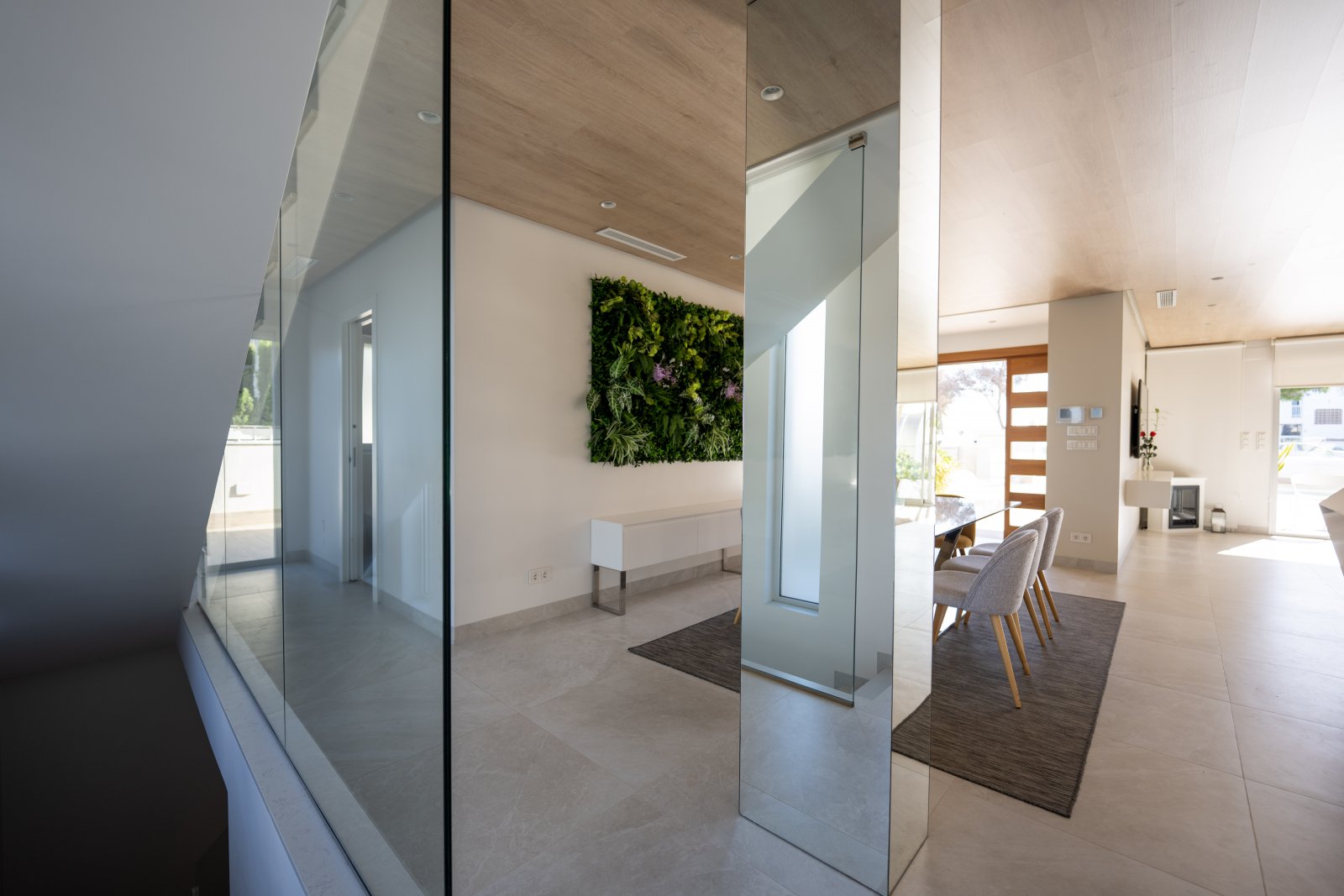 Discover this sumptuous contemporary villa, built in 2019, ideally located less than 200 meters from the sea in one of the most sought-after areas o