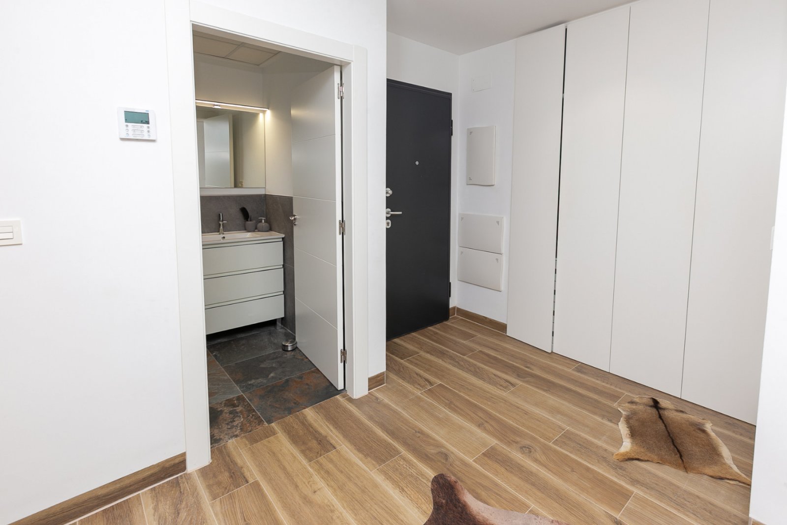 Wir präsentieren Ihnen diese exklusive freistehende Villa in La Herrada, Los Montesinos, eine der gefragtesten Wohngegenden der Costa Blanca aufgrund