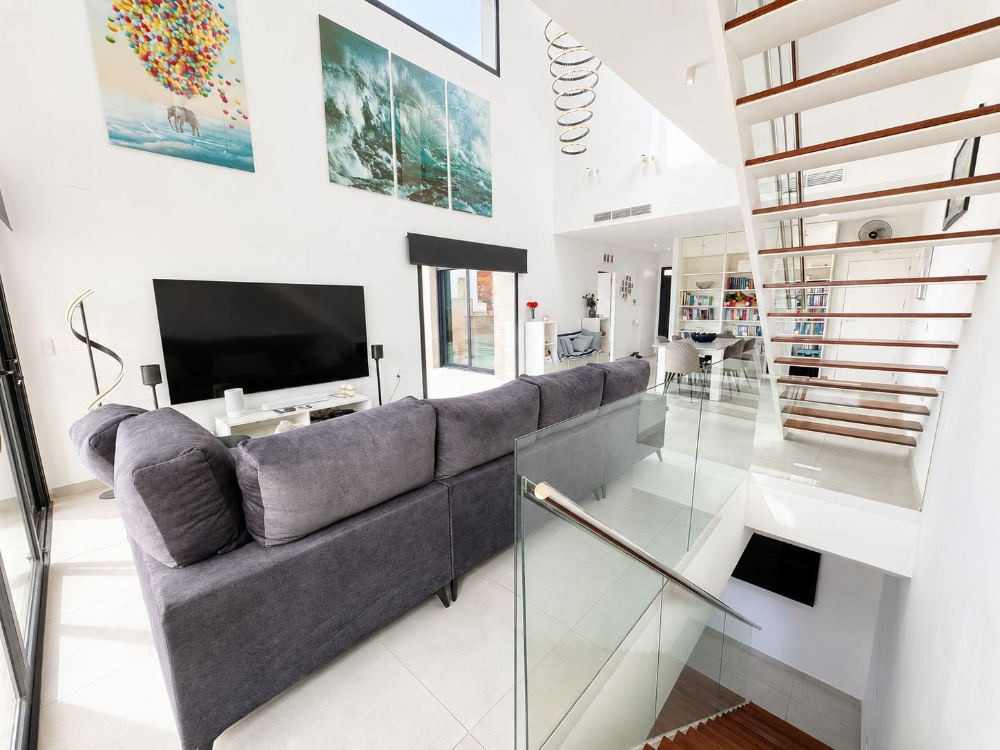 Today we are delighted to present this exceptional 4-bedroom, 4-bathroom detached villa located in the highly sought-after area of Benijófar. Set on