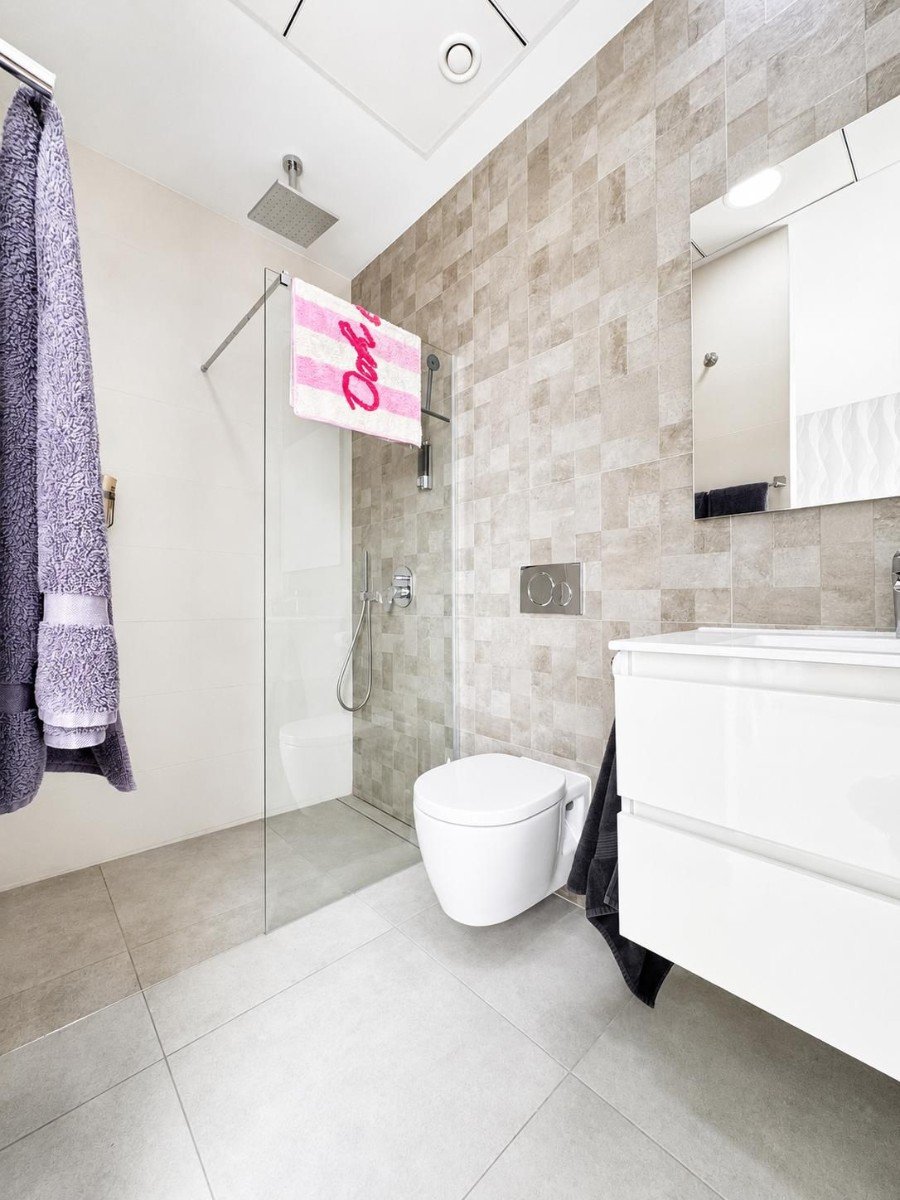 Today we are delighted to present this exceptional 4-bedroom, 4-bathroom detached villa located in the highly sought-after area of Benijófar. Set on