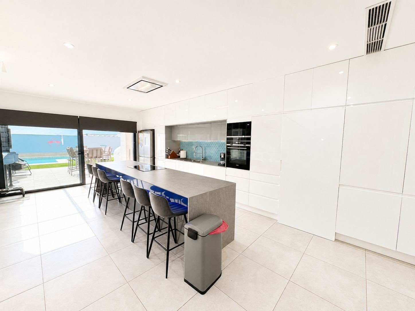Today we are delighted to present this exceptional 4-bedroom, 4-bathroom detached villa located in the highly sought-after area of Benijófar. Set on