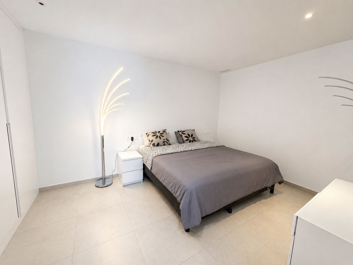 Today we are delighted to present this exceptional 4-bedroom, 4-bathroom detached villa located in the highly sought-after area of Benijófar. Set on