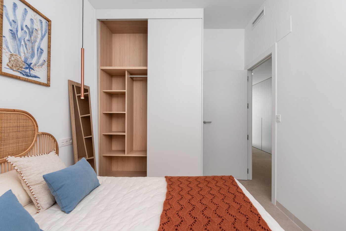 Im charmanten Ort Los Alcázares gelegen, bietet diese exklusive Sammlung freistehender Chalets ein einzigartiges Wohnerlebnis mit Meerblick. Mit nur