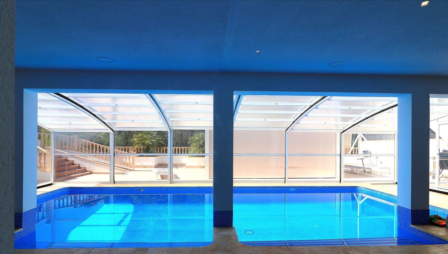"Welcome to a three-story haven in Campoamor, just 500 meters from the sea! This spacious villa seamlessly blends luxury, comfort, and proximit
