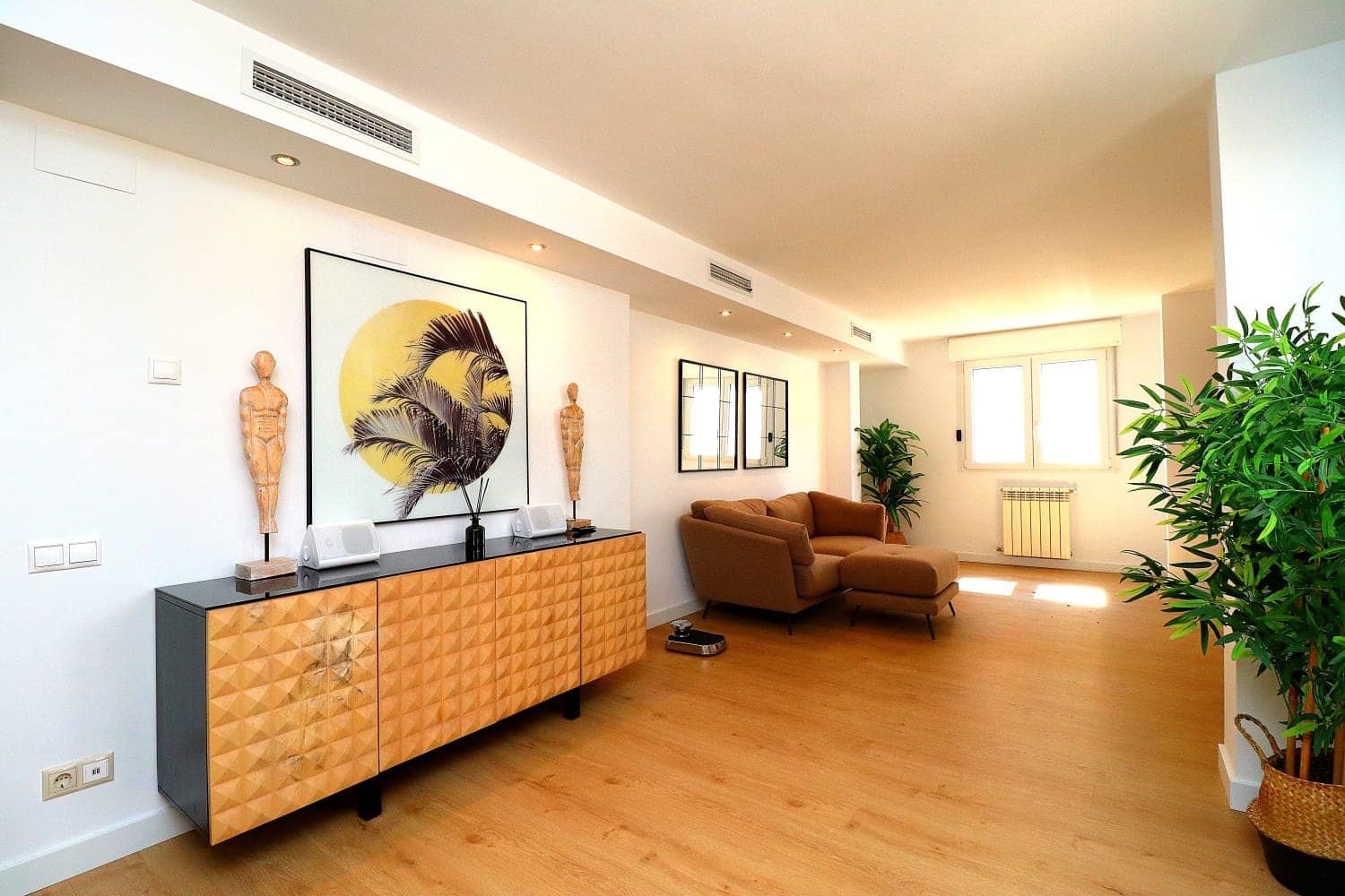 "Welcome to a three-story haven in Campoamor, just 500 meters from the sea! This spacious villa seamlessly blends luxury, comfort, and proximit