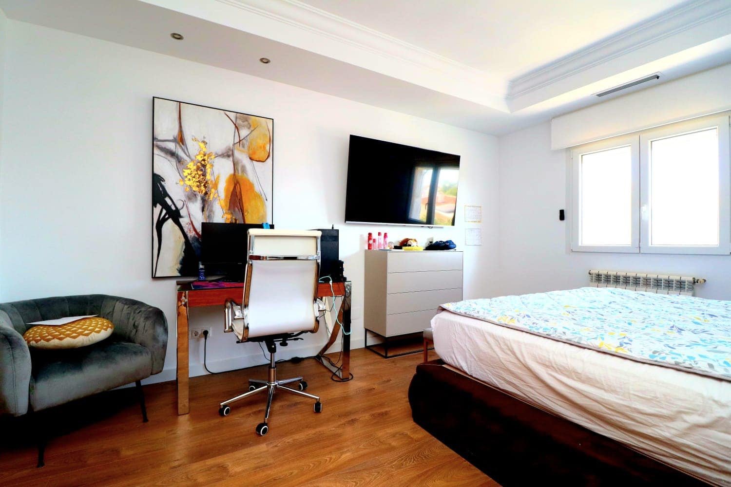 "Welcome to a three-story haven in Campoamor, just 500 meters from the sea! This spacious villa seamlessly blends luxury, comfort, and proximit
