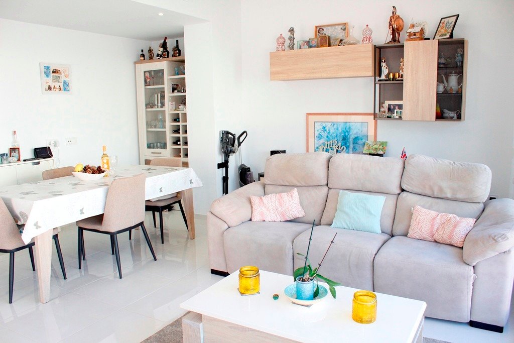  Exklusive, bezugsfertige, moderne und stilvolle, freistehende Luxusvilla mit 3 Schlafzimmern und 3 Bädern en suite. Voll möbliert in ruhiger Lage in 