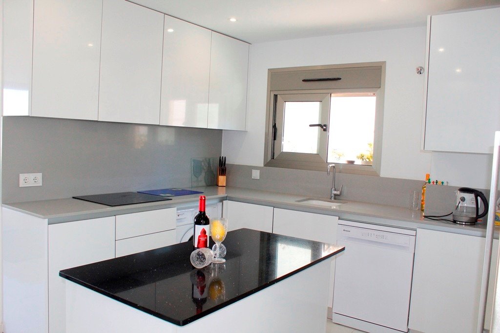  Exklusive, bezugsfertige, moderne und stilvolle, freistehende Luxusvilla mit 3 Schlafzimmern und 3 Bädern en suite. Voll möbliert in ruhiger Lage in 