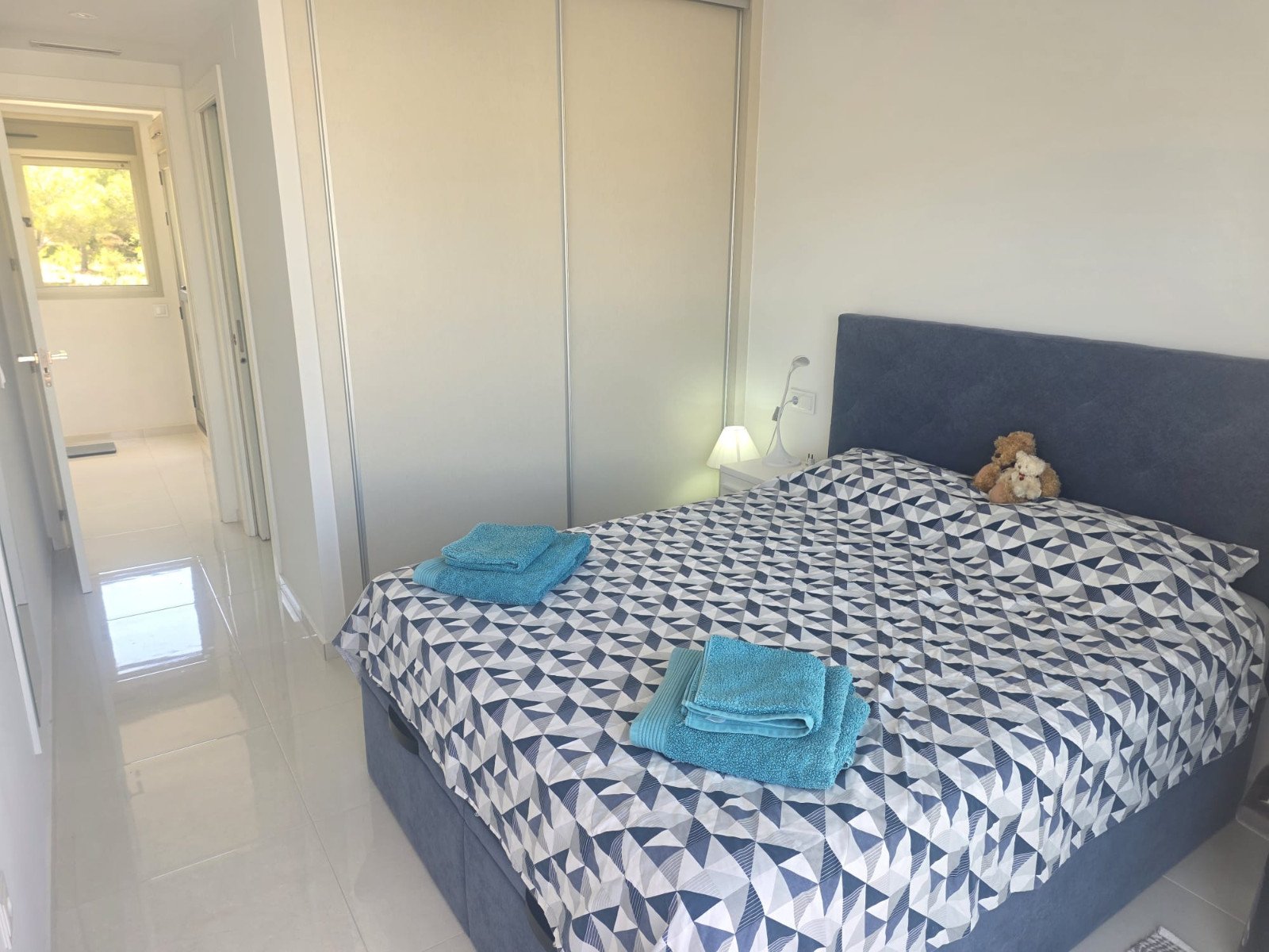  Exklusive, bezugsfertige, moderne und stilvolle, freistehende Luxusvilla mit 3 Schlafzimmern und 3 Bädern en suite. Voll möbliert in ruhiger Lage in 