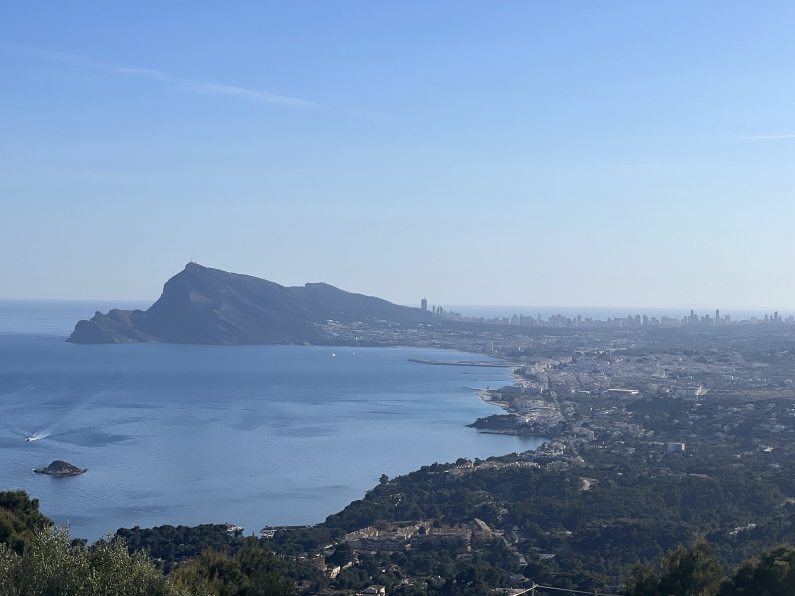Diese Villa befindet sich in der exklusiven Gegend von Altea und bietet eine privilegierte Umgebung mit Meerblick. Die Immobilie liegt nur 3 km von d