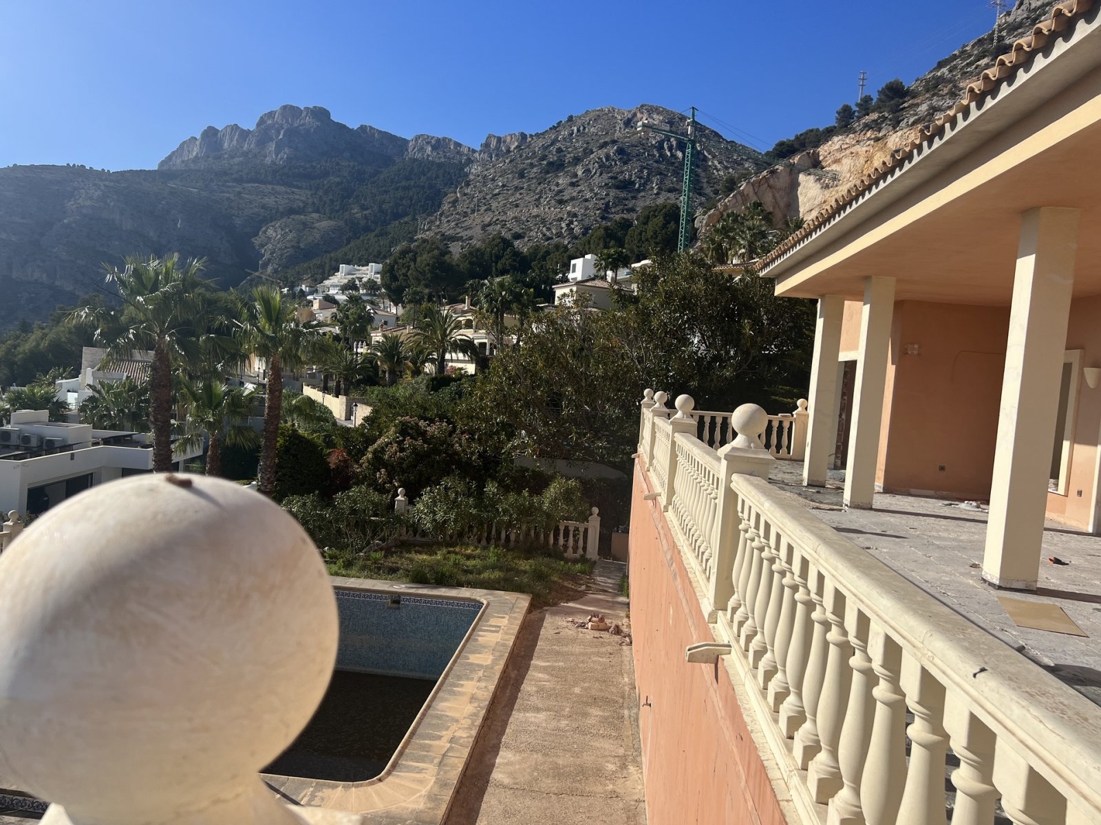 Diese Villa befindet sich in der exklusiven Gegend von Altea und bietet eine privilegierte Umgebung mit Meerblick. Die Immobilie liegt nur 3 km von d