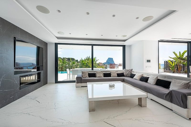 Diese exklusive Villa befindet sich in der schönen Stadt Calpe und bietet eine privilegierte Umgebung nur 1 km vom Meer entfernt. Entworfen für dieje
