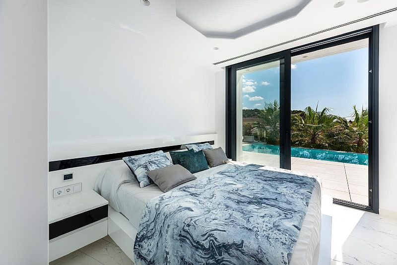 Diese exklusive Villa befindet sich in der schönen Stadt Calpe und bietet eine privilegierte Umgebung nur 1 km vom Meer entfernt. Entworfen für dieje