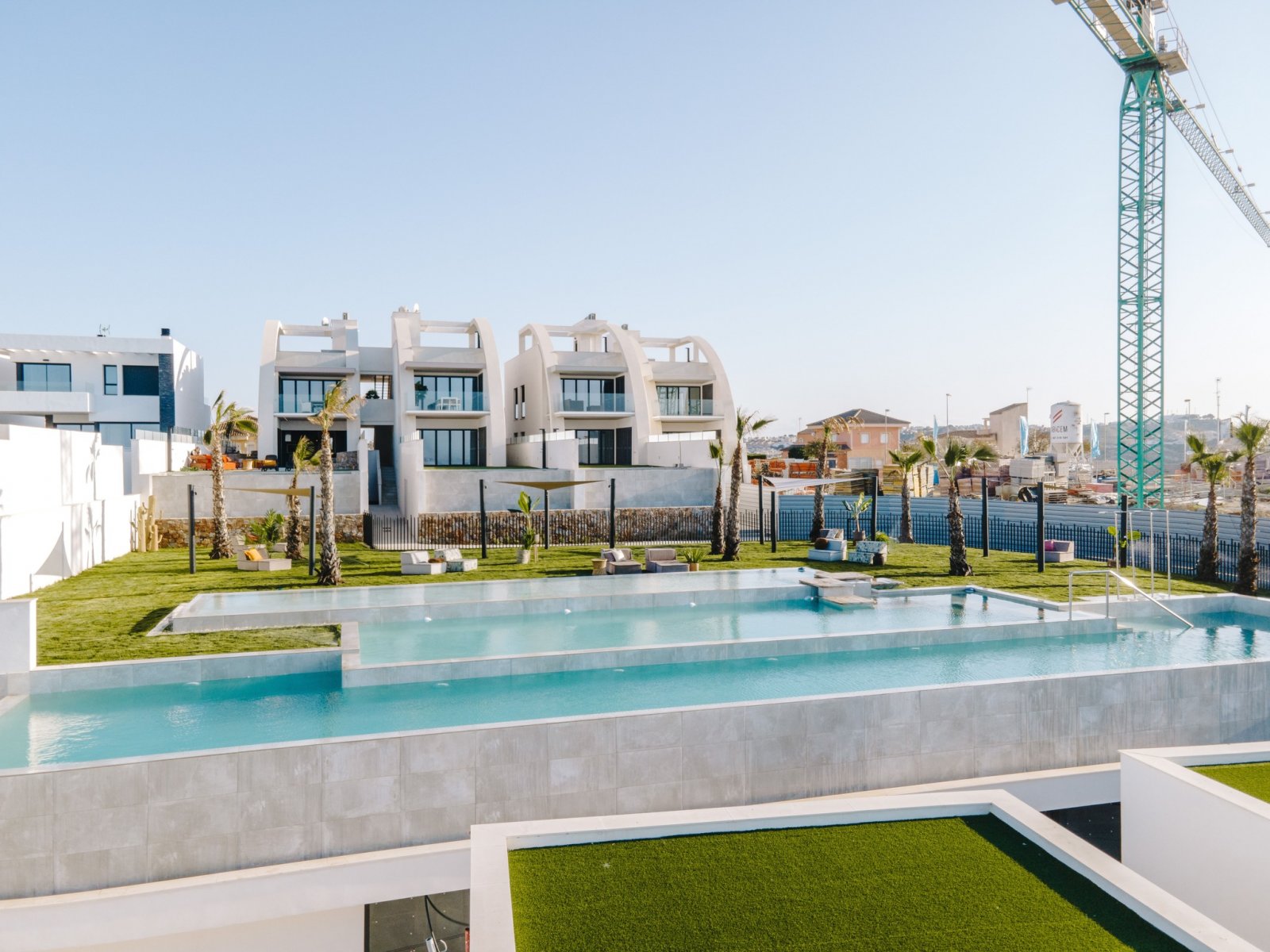 In der charmanten Ciudad Quesada gelegen, bietet dieser Wohnkomplex eine Auswahl von 10 High-Bungalow und Low-Bungalow Immobilien. Die Lage ist ideal