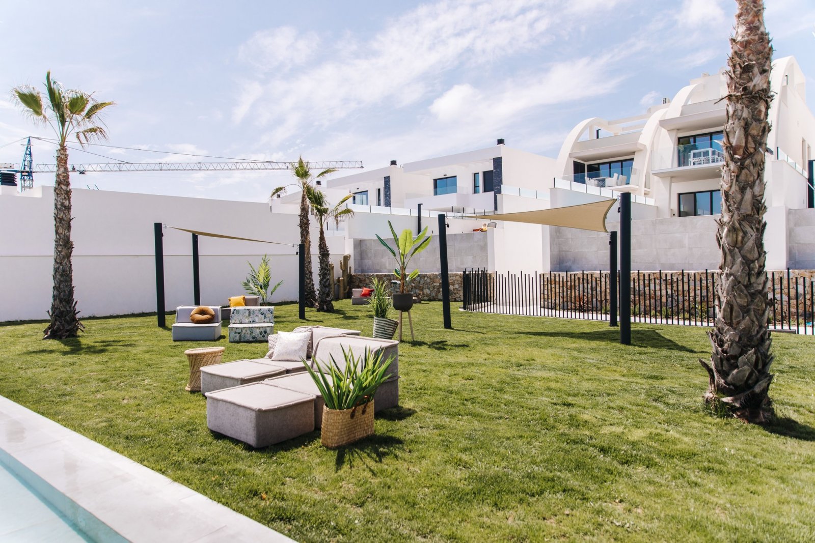 In der charmanten Ciudad Quesada gelegen, bietet dieser Wohnkomplex eine Auswahl von 10 High-Bungalow und Low-Bungalow Immobilien. Die Lage ist ideal