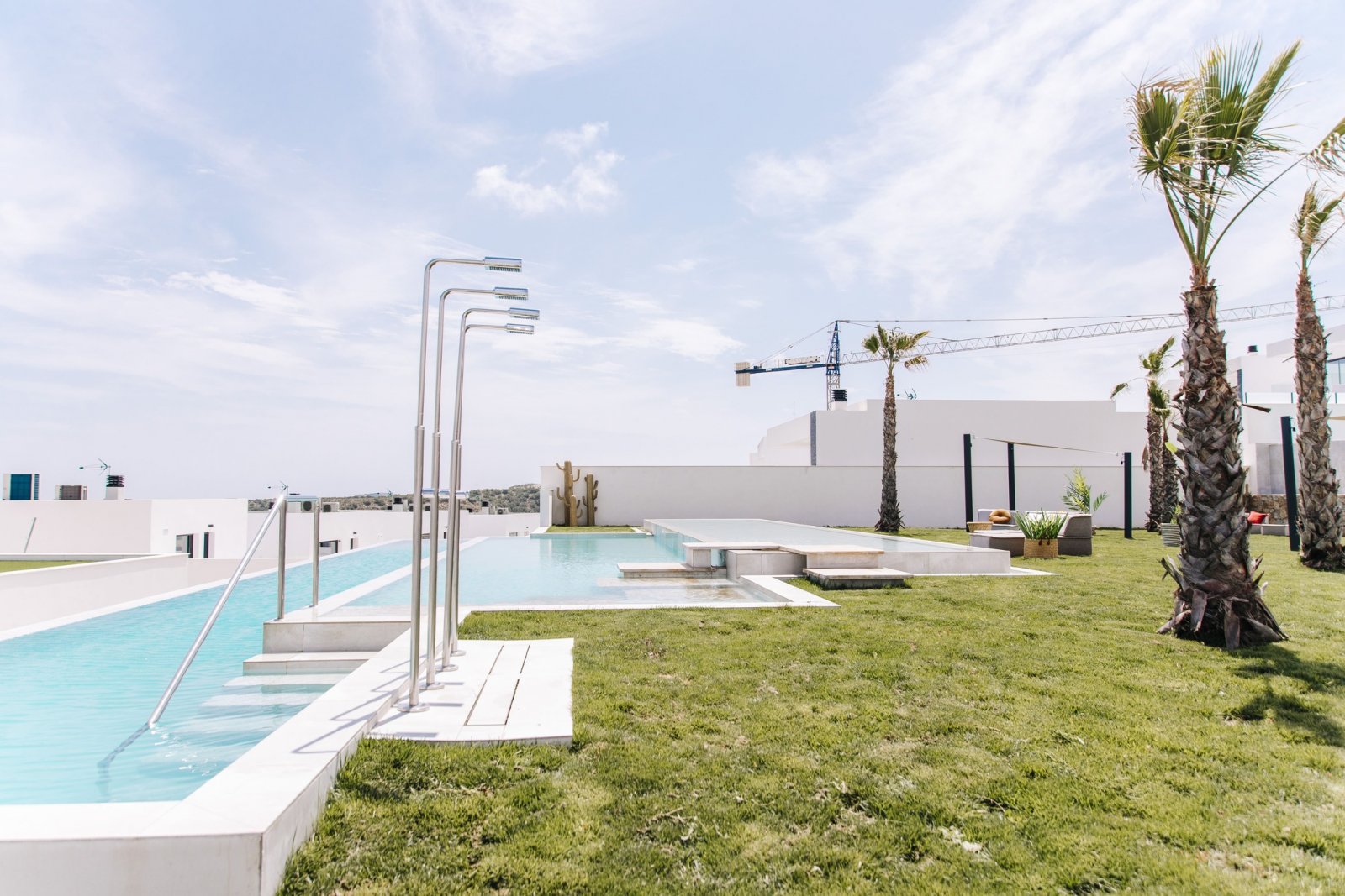 In der charmanten Ciudad Quesada gelegen, bietet dieser Wohnkomplex eine Auswahl von 10 High-Bungalow und Low-Bungalow Immobilien. Die Lage ist ideal