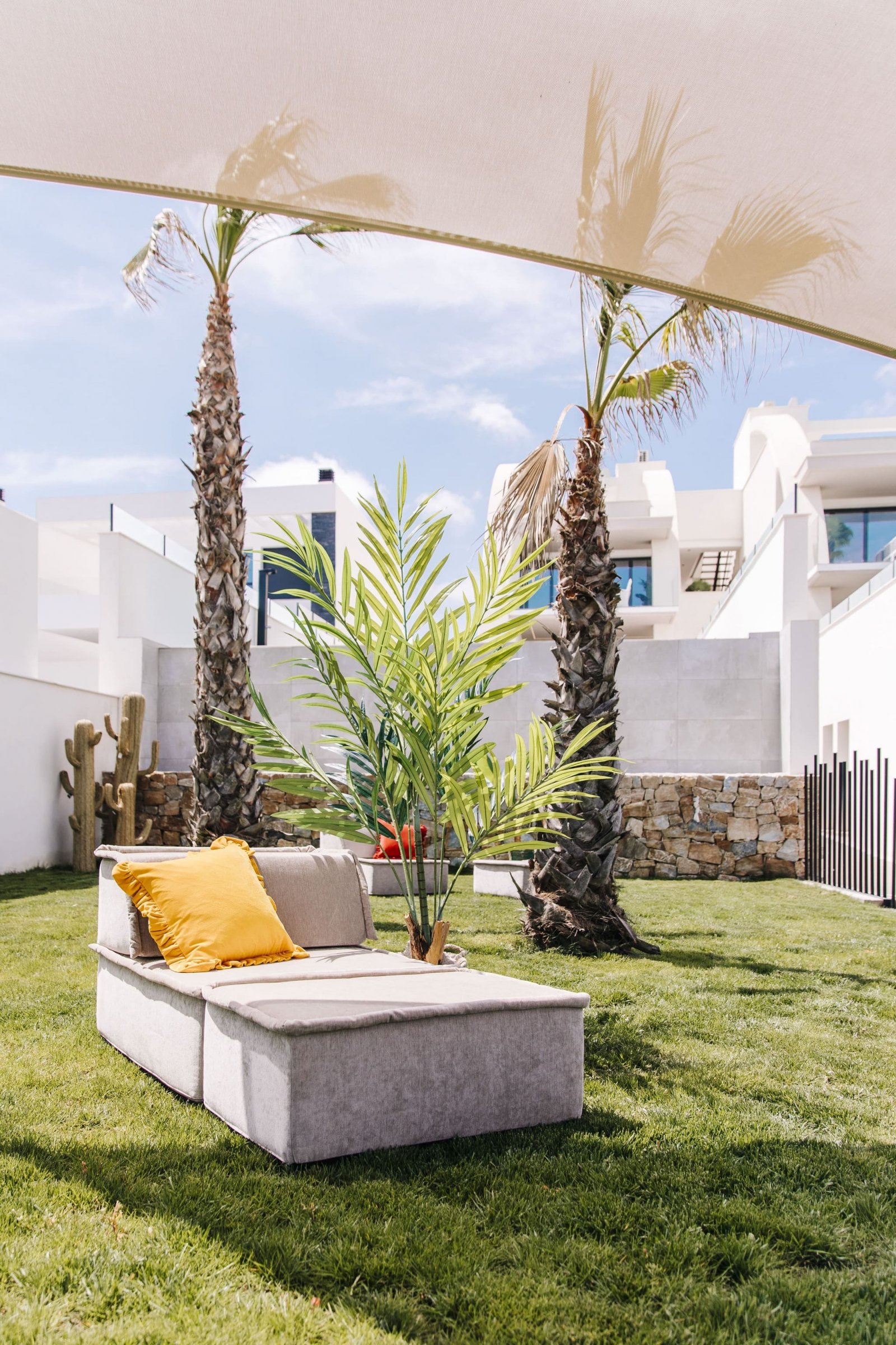 In der charmanten Ciudad Quesada gelegen, bietet dieser Wohnkomplex eine Auswahl von 10 High-Bungalow und Low-Bungalow Immobilien. Die Lage ist ideal