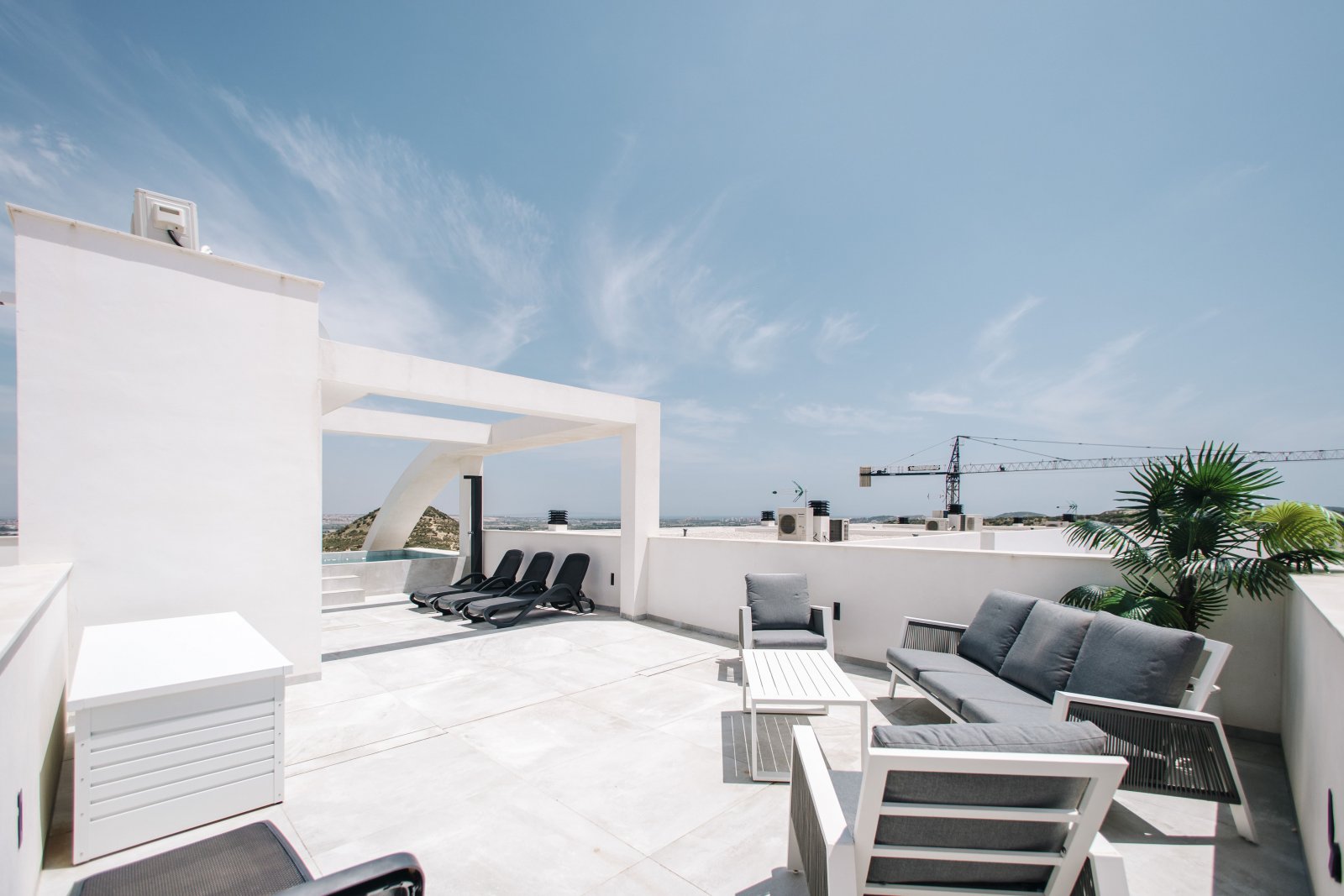 In der charmanten Ciudad Quesada gelegen, bietet dieser Wohnkomplex eine Auswahl von 10 High-Bungalow und Low-Bungalow Immobilien. Die Lage ist ideal