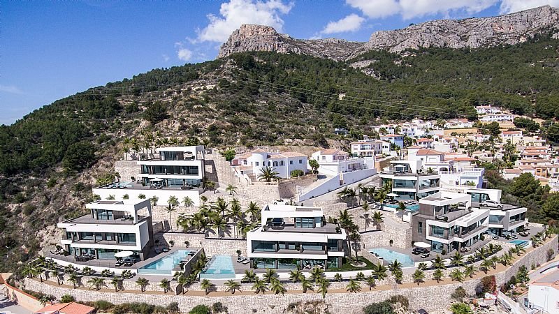  Diese exklusiven Villen befinden sich in der charmanten Stadt Calpe und bieten ein unvergleichliches Wohnerlebnis. Mit nur drei verfügbaren Immobilie